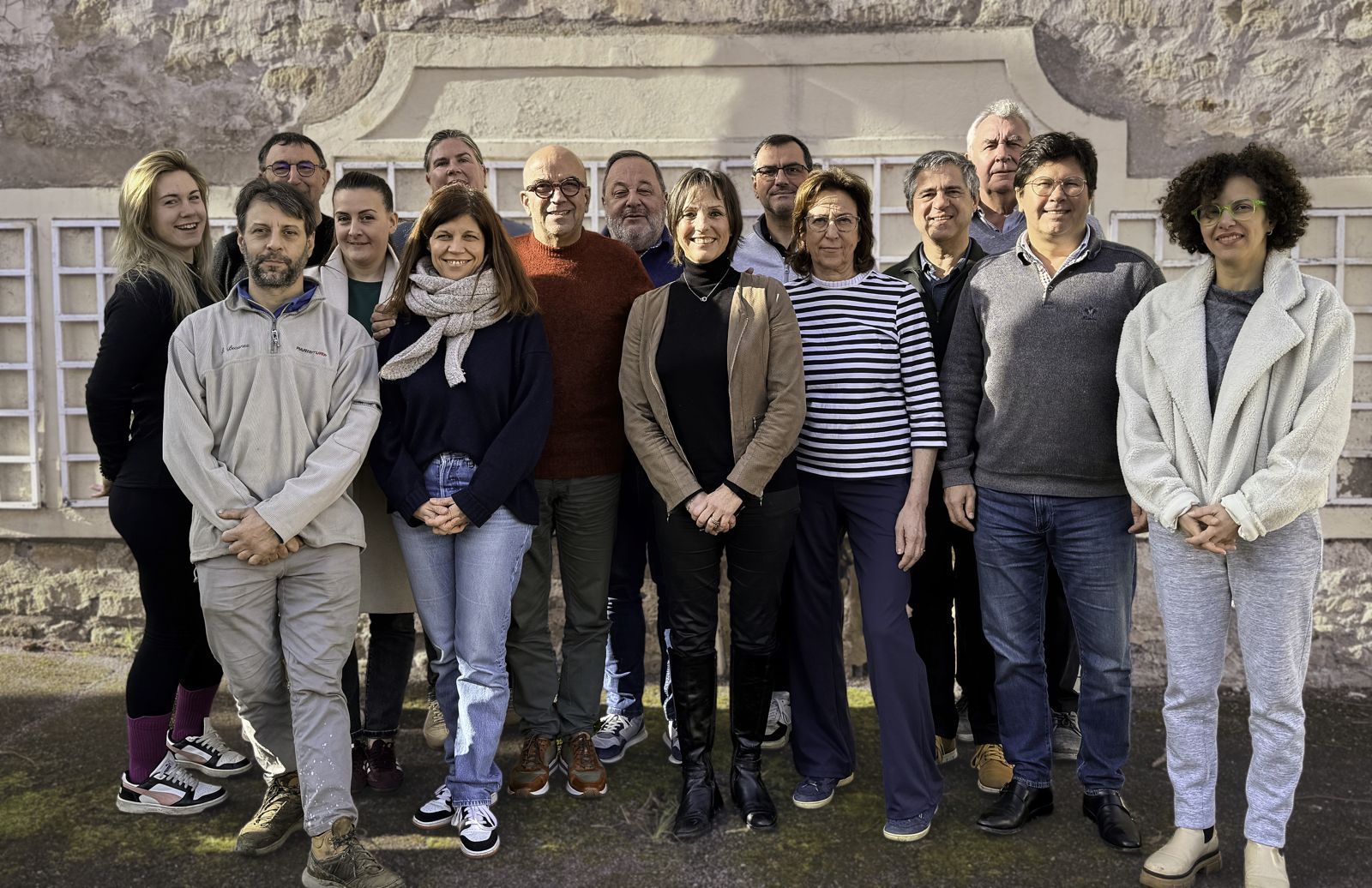Équipe Vivons Chapet devant une clôture en bois avec saules pleureurs en arrière-plan